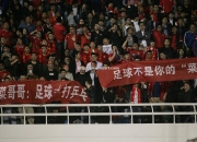 开云体育-职业足球赛场上的奋力拼搏令人感动