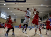 开云体育-篮球比赛上演激烈对决，球队表现出色斩获胜利