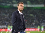 开云体育-沙尔克主帅战术受质疑，背水一战徒增压力