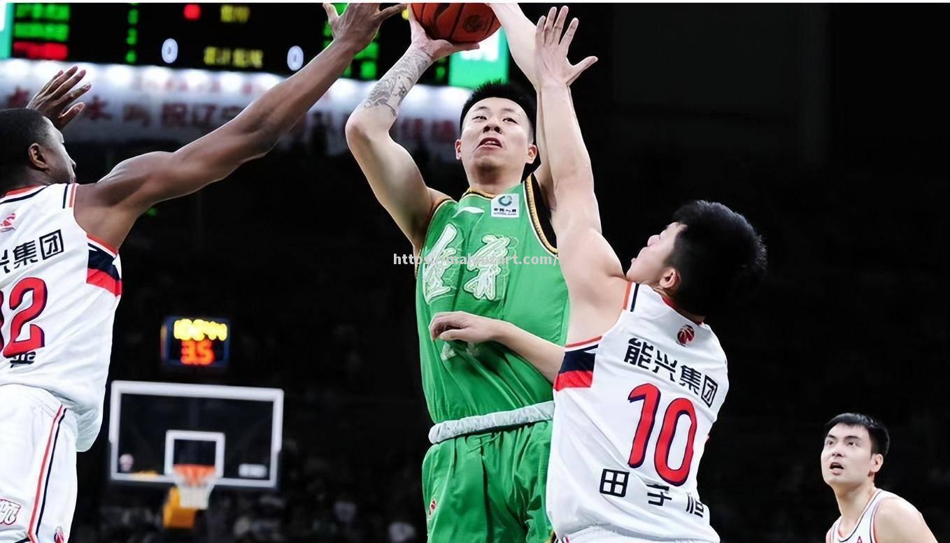辽宁男篮场上披荆斩棘，取得胜利
