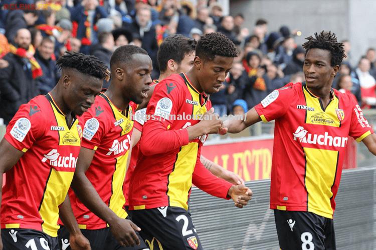 里尔球员表现出色,带领球队稳居榜首 里尔球员表现出色,带领球队稳居榜首