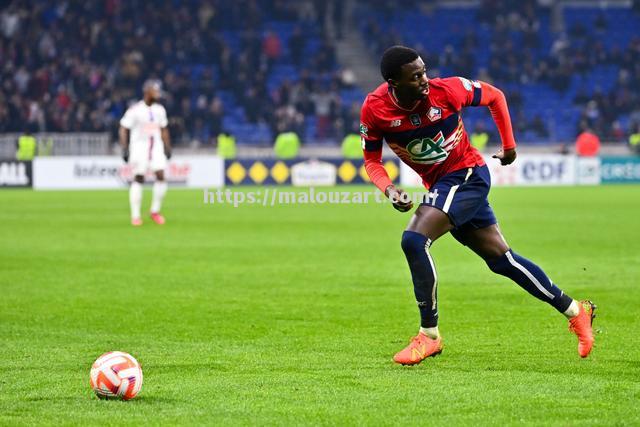 里尔球员表现出色,带领球队稳居榜首 里尔球员表现出色,带领球队稳居榜首