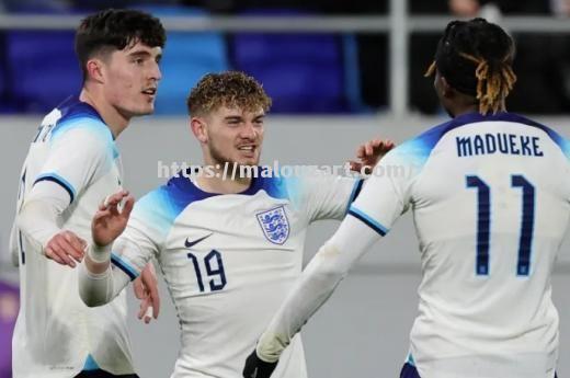 球场上的风云变幻，胜者笑到最后