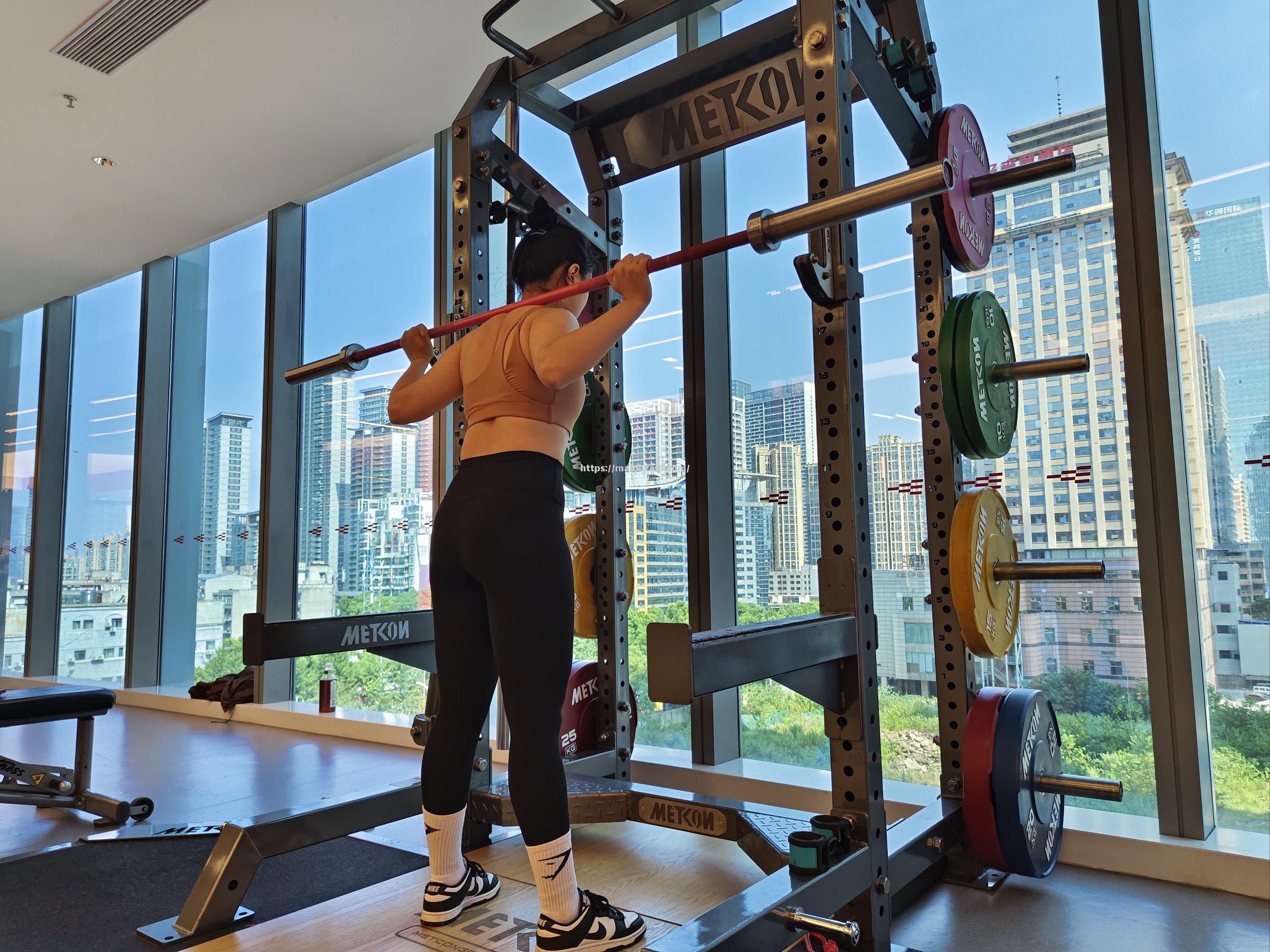 力量与技巧的碰撞，球场上的较量